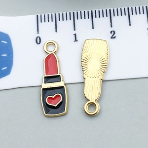 Detail van lippenstift hanger met rood hart en schaalverdeling van 2,2 cm lang