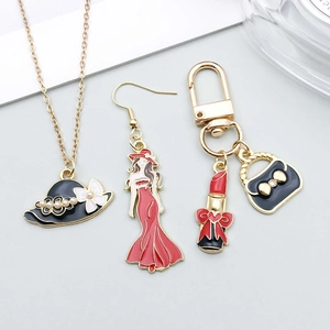 Detail van rode lippenstift en zwarte handtas emaille hangers met gouden sluitingen