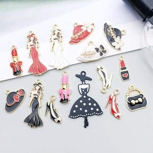 Detail van rood en zwart emaille lippenstift en hoed hangers voor DIY-sieraden