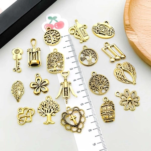 Sammlung antiker Goldlegierungsanhänger mit Lebensbaum und Sonnenblume für DIY-Schmuck