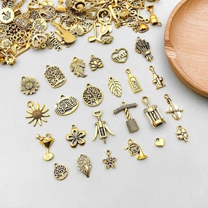 Detailaufnahme verschiedener Vintage Gold Anhänger mit Sonnenblumen und Lebensbaum Design