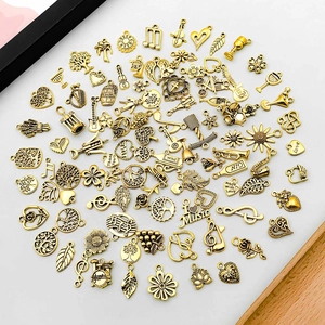 Vielfalt an antikgoldenen Legierungsanhängern mit Sonnenblumen und Lebensbaum für DIY