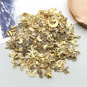 Dettaglio di vari ciondoli in lega d'oro vintage per la creazione di gioielli DIY