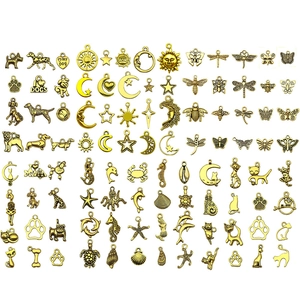 Set di 100 ciondoli vintage in lega dorata con animali e stelle per gioielli DIY