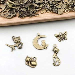 Detailansicht antiker Bronze-Anhänger mit Katzen und Schmetterlingen für DIY-Schmuck