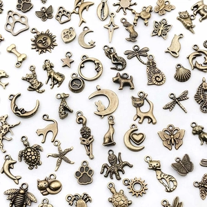 Makroansicht verschiedener Anhänger aus antiker Bronze für DIY-Schmuck und Bastelarbeiten