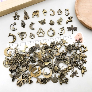 Set mit 100 Vintage Bronze Anhängern aus Legierung in Sternen-, Mond- und Tierformen