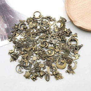 Makroaufnahme verschiedener antiker Bronze-Anhänger mit Himmels- und Tiermotiven