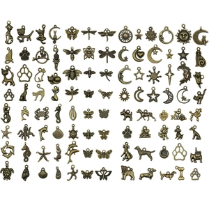Sammlung von antiken Bronze-Anhängern mit Meerestieren und Haustier-Motiven