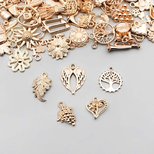 Gros plan de pendentifs en alliage or rose incluant l'arbre de vie et cœur pour bijoux