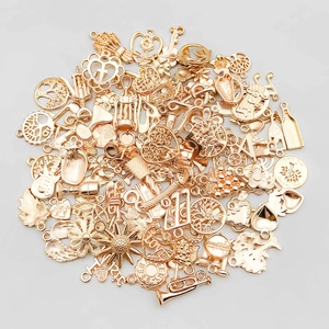 Gros plan de pendentifs en alliage doré aux formes variées pour création de bijoux DIY