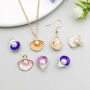 Vue macro de pendentifs en coquillage avec incrustation de perles pour bijoux DIY