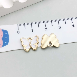 Detailansicht bunter Emaille-Schmetterlingsanhänger mit Skala für 1,5 cm Größe