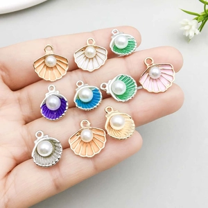 Pendentifs coquillages colorés avec perles et bords dorés pour la création de bijoux DIY