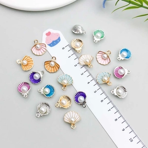 Pendentifs émaillés en forme de coquillage coloré avec perle centrale pour bijoux