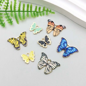 Flache Darstellung bunter Emaille-Schmetterlingsanhänger für Schmuck mit Ösen