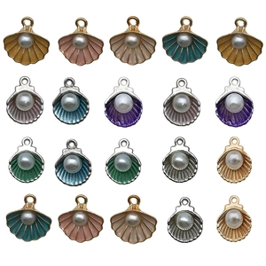 Pendentifs coquillage colorés avec perles pour création bijoux sur fond blanc