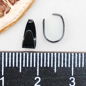 Macro-opname van zwarte hangerbails van 10mm met een liniaal die de exacte afmeting toont