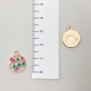 Makroaufnahme von 15mm Emaille-Anhängern mit Schachbrettmuster und strukturierter Rückseite
