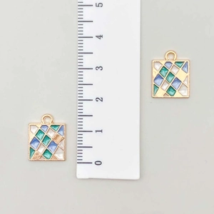 Detailansicht der 15mm quadratischen geometrischen Emaille-Anhänger mit goldenem Rand