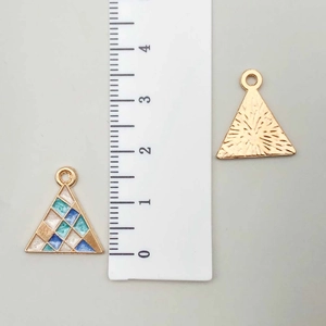 Größenmessung der geometrischen Dreiecksanhänger aus Legierung mit bunter Emaille