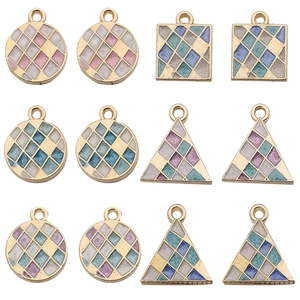 Bunte geometrische Emaille-Anhänger im Schachbrettmuster mit Goldrahmen für DIY-Schmuck