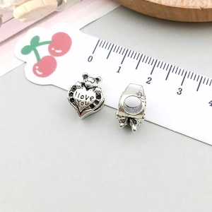 Dettaglio charm orsetto cuore argento con incisione I Love You per bracciali DIY