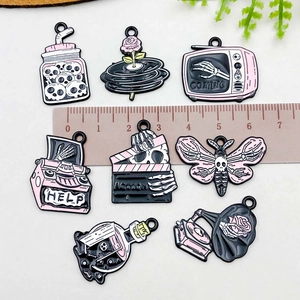 Set di 8 ciondoli smaltati Halloween nero e rosa per gioielli fai da te e portachiavi