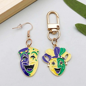 Dettaglio del set di gioielli con maschere di Carnevale in smalto viola verde e oro
