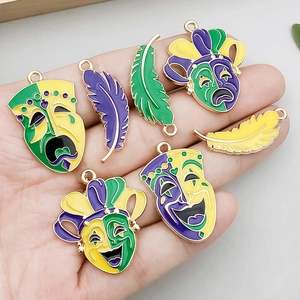 Ciondoli Mardi Gras in smalto con piume e maschere di carnevale in viola verde e oro