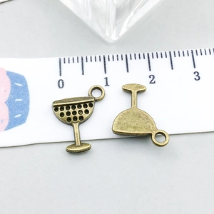 Vue détaillée des pendentifs verre à martini en bronze vintage avec finition texturée