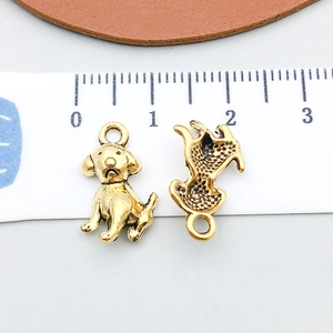 Vue détaillée de pendentifs chien dorés antiques de 1,5 cm, vues avant et arrière