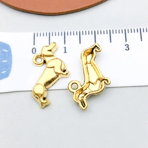 Vue détaillée de l'avant et de l'arrière de pendentifs teckel dorés pour bijoux DIY