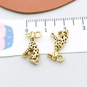 Détails de deux breloques dalmatiens en vieil or avec règle de mesure de 20 mm