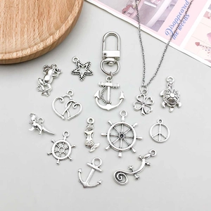Assortiment détaillé de breloques en alliage argent antique, ancres et sirènes