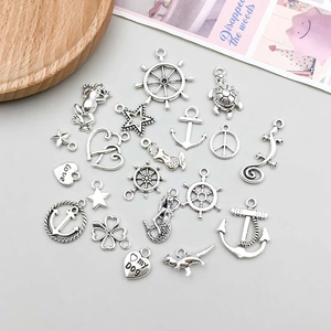 Détails macro de divers pendentifs en alliage argent antique avec ancres et sirènes DIY