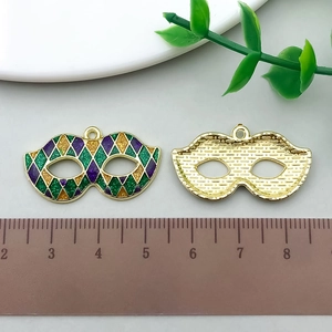 Gros plan de pendentifs masques colorés pour la création de bijoux DIY et artisanat