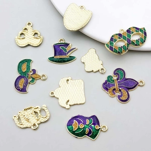 Détail de pendentifs de Mardi Gras émaillés avec masques et couronnes pour bijoux DIY
