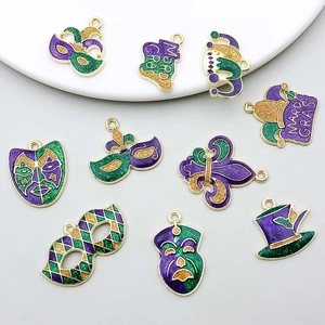 Vue détaillée des pendentifs émaillés de Mardi Gras et breloques fleur de lys