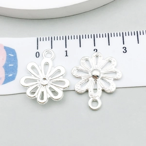 Vue macro de pendentifs tournesol argentés sur un ruban à mesurer pour la taille