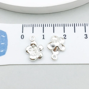 Vue macro de pendentifs tournesol en argent avec règle pour bijoux DIY de 10 mm environ