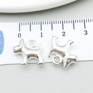 Macro di ciondoli a forma di cane argento con texture metallica spazzolata per gioielli DIY