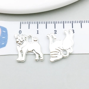 Dettaglio macro di ciondoli a forma di carlino in lega d'argento per collane fai-da-te