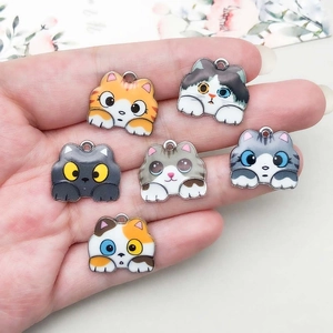Lot de 6 pendentifs chat en émail coloré tenus en main pour la création de bijoux DIY