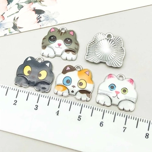Pendentifs chats en émail coloré pour bijoux DIY avec règle pour voir la taille