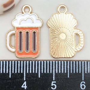 Détail macro de breloques chope de bière en émail montrant le design et la taille 2cm
