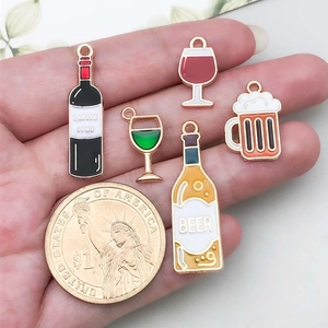 Détail de breloques en émail coloré sur le thème de l'alcool à côté d'une pièce