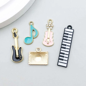Détail de breloques musicales en alliage avec guitare piano et pendentifs de notes