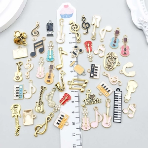 Pendentifs musicaux colorés en émail avec guitares et notes pour bijoux DIY