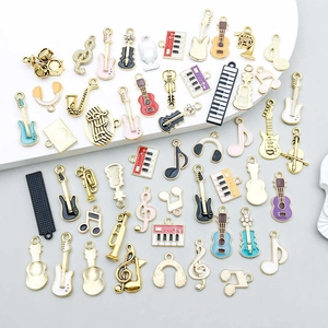 Détail de breloques d'instruments de musique en émail coloré pour la création de bijoux
